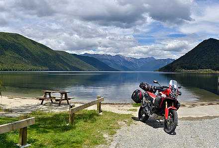 Honda am Ufer
