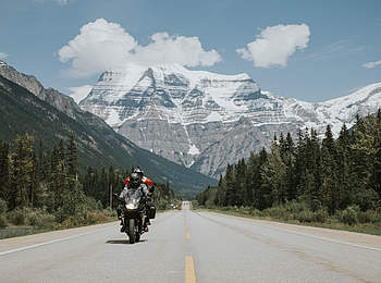 Kanada-Motorradmieten-Berge-Fahne