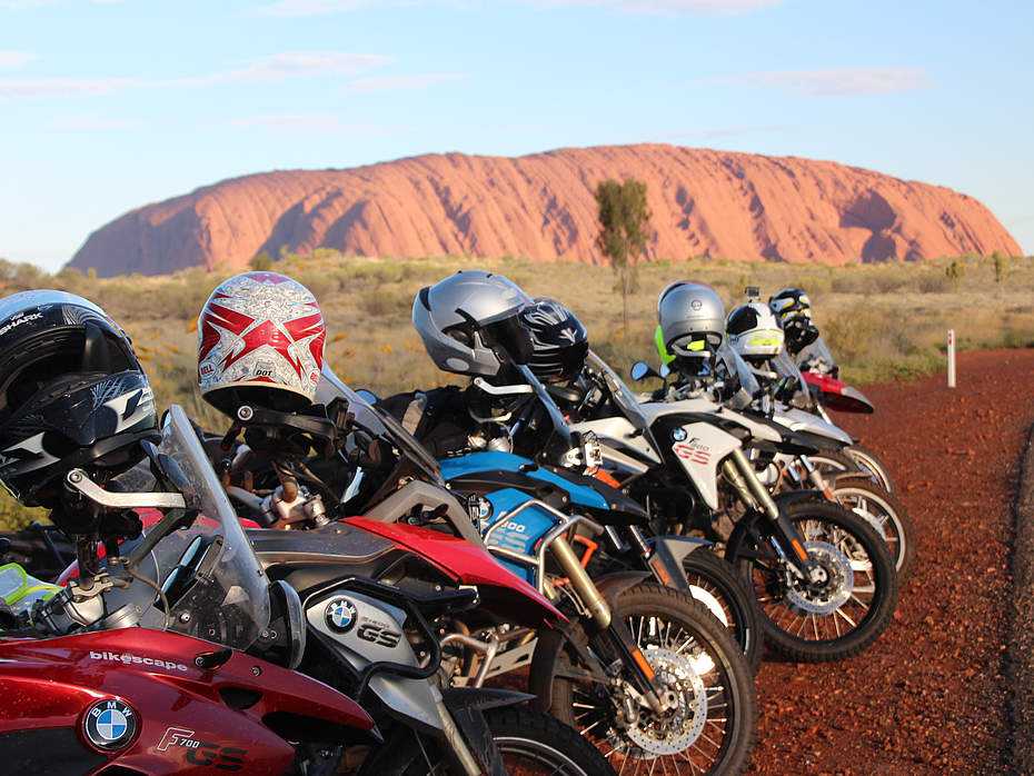 Motorradgruppe vor Uluru