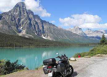 Kanada-Motorradreise-Banff-MotorradamSee